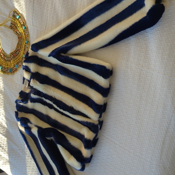 Faux fur Short Jacket - Picture 3 of 10